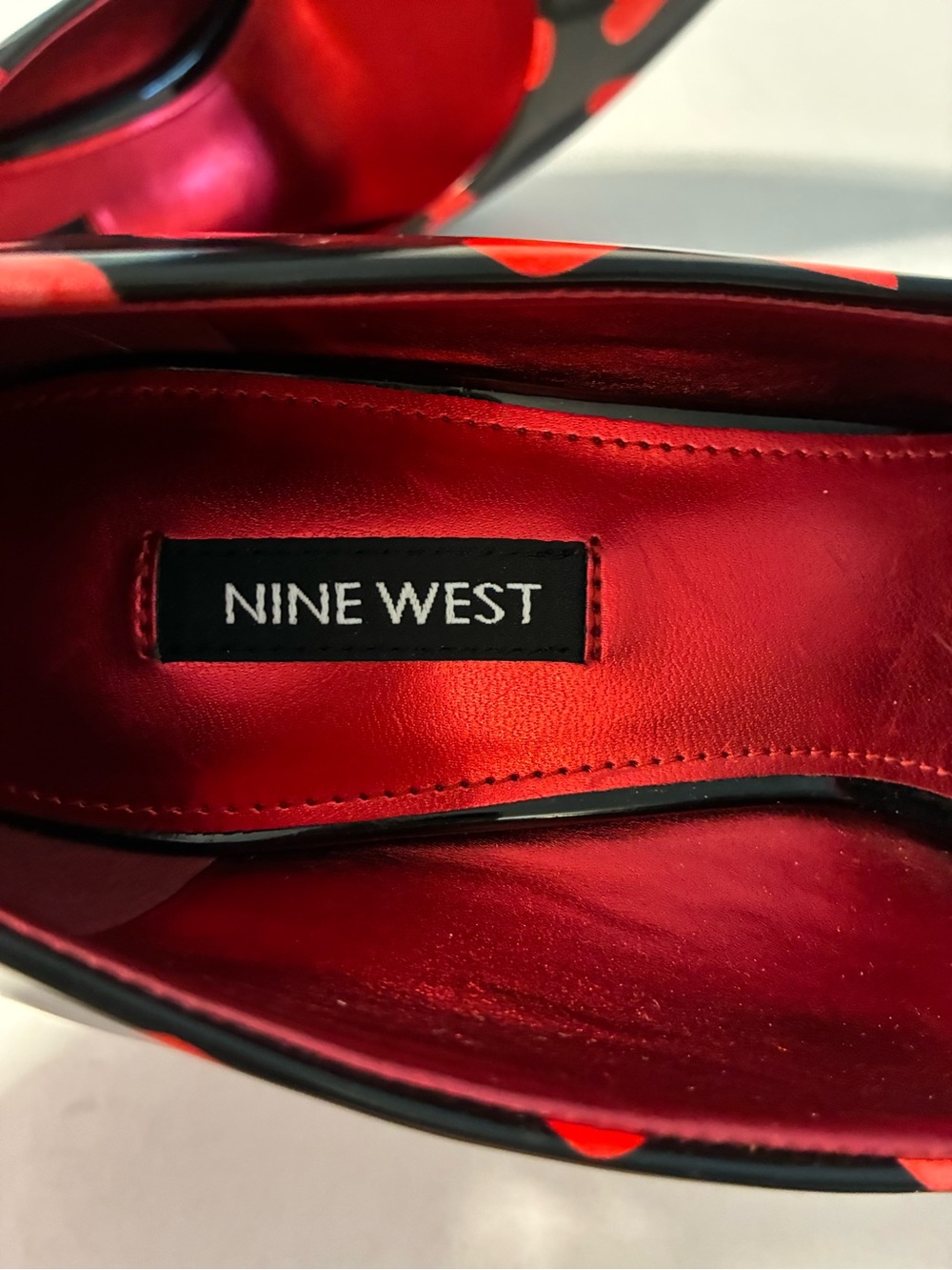 Nine West Black Patent Stiletto Pump with Red Heart Print women’s size 8.5 - Picture 3 of 7
